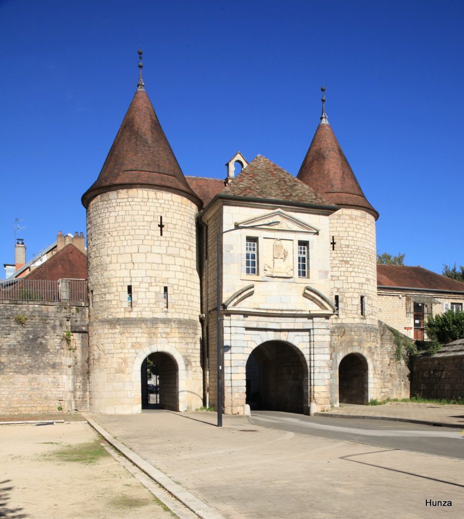 Porte Rivotte à Besançon avec ses deux tours massives sous un ciel bleu 