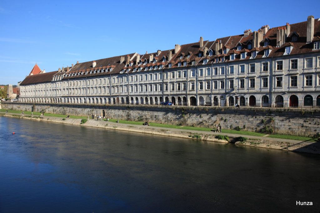 Magnifique alignement des façades d'immeubles du 18e siècle du quai Vauban à Besançon