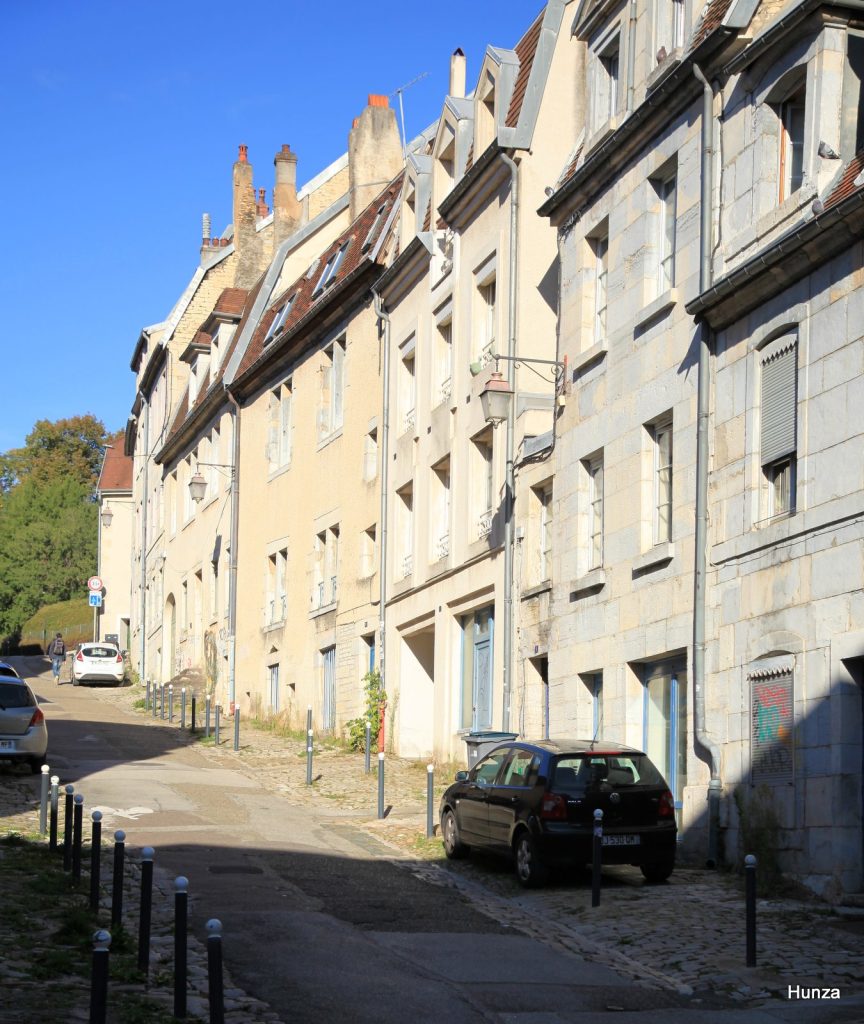 Rue du Grand Charmont dans le quartier Battant, sous le soleil, à Besançon