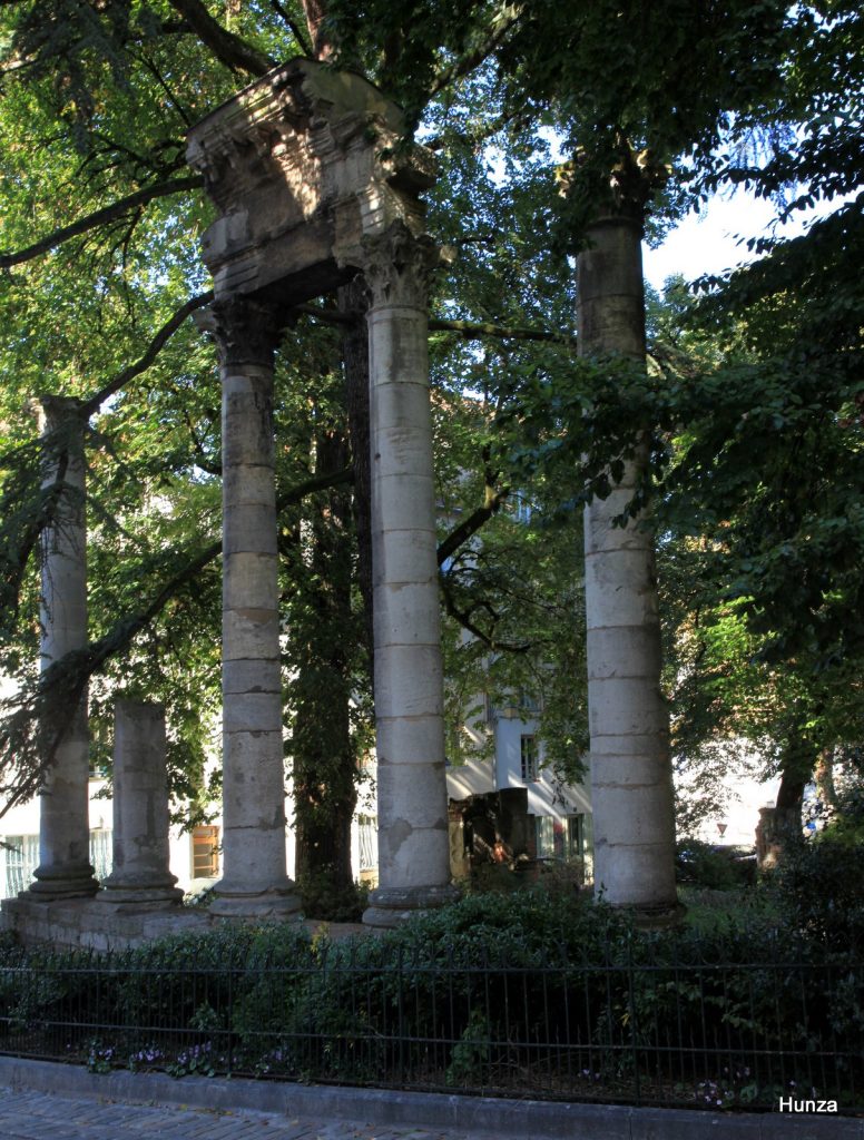 Colonnes gallo-romaines à l'ombre des arbres du square Castan à Besançon 