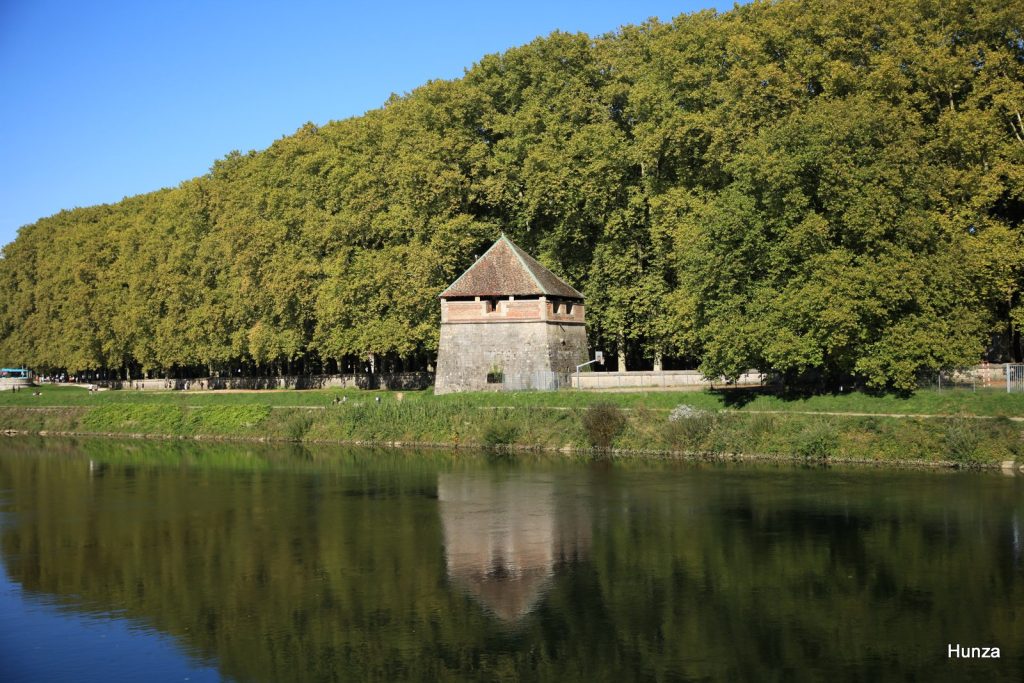 Tour bastionnée dans le parc Chamars, faisant partie des fortifications Vauban qui s'étendent le long du Doubs à Besançon