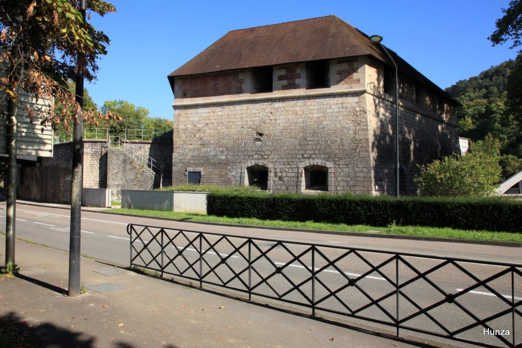 Tour bastionnée de Rivotte, faisant partie des fortifications Vauban qui s'étendent le long du Doubs à Besançon