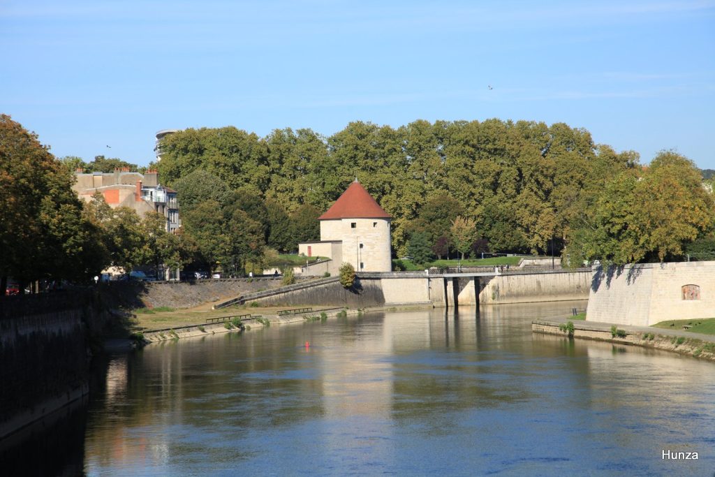 Tour de la Pelote se reflète dans le Doubs à Besançon sous un beau ciel bleu