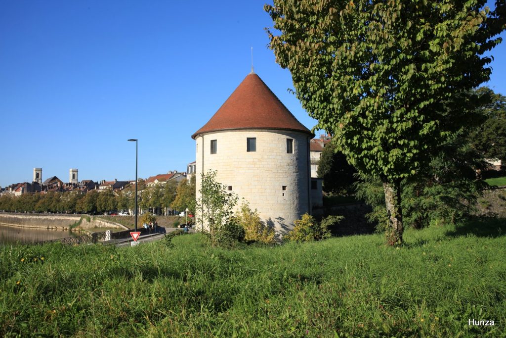 Tour de la Pelote sous un beau ciel bleu à Besançon