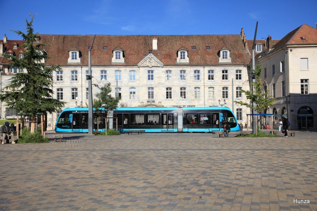Tramway passant devant l'ancien grenier à blé municipal qui se trouve sur la place de la Révolution à Besançon