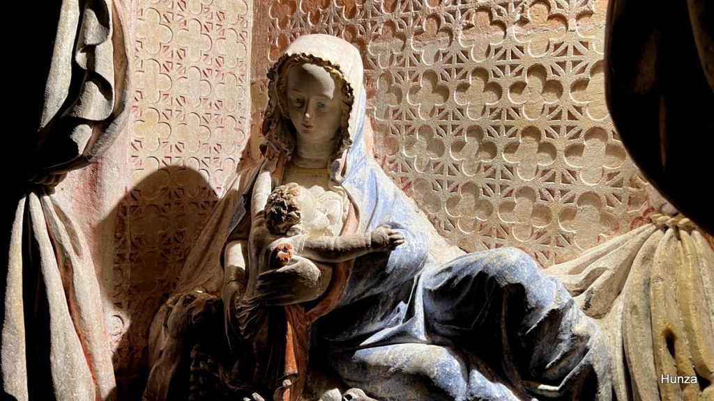 Sculpture polychrome dans l'église Saint-Martin à Metz représentant la Vierge allaitante