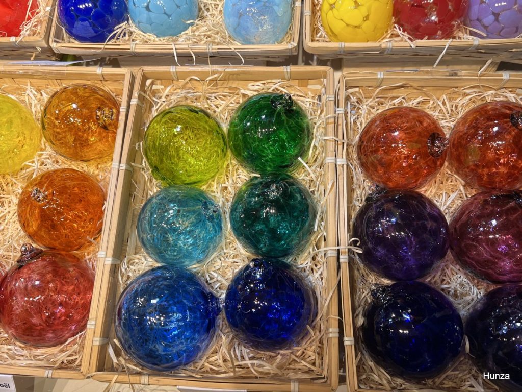 Stand de boules de Noël sur la place André Neher à Obernai
