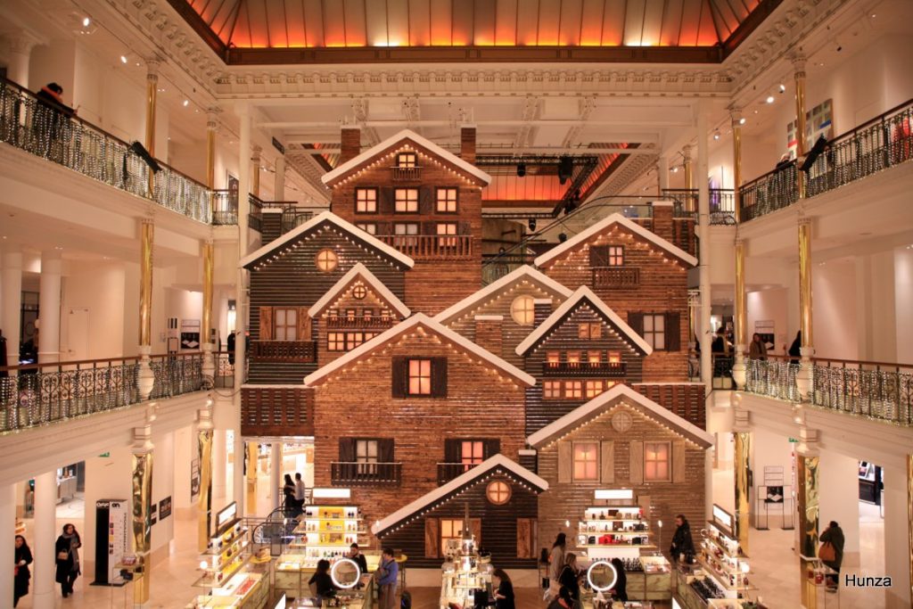 Décorations de Noël à l'intérieur du magasin du Bon Marché