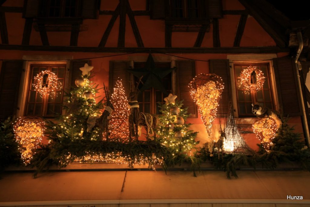 Décoration de Noël sur la façade de la maison à colombage du n°72 de la rue du Général Gouraud à Obernai
