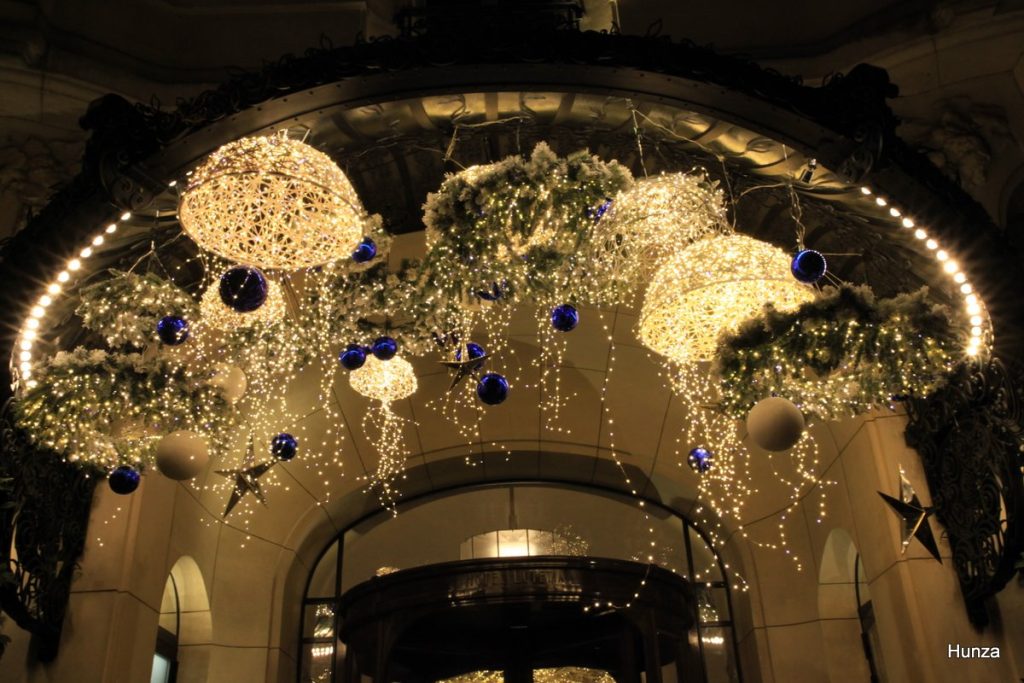 Illuminations de Noël à l'entrée de l'Hôtel Lutetia à Paris