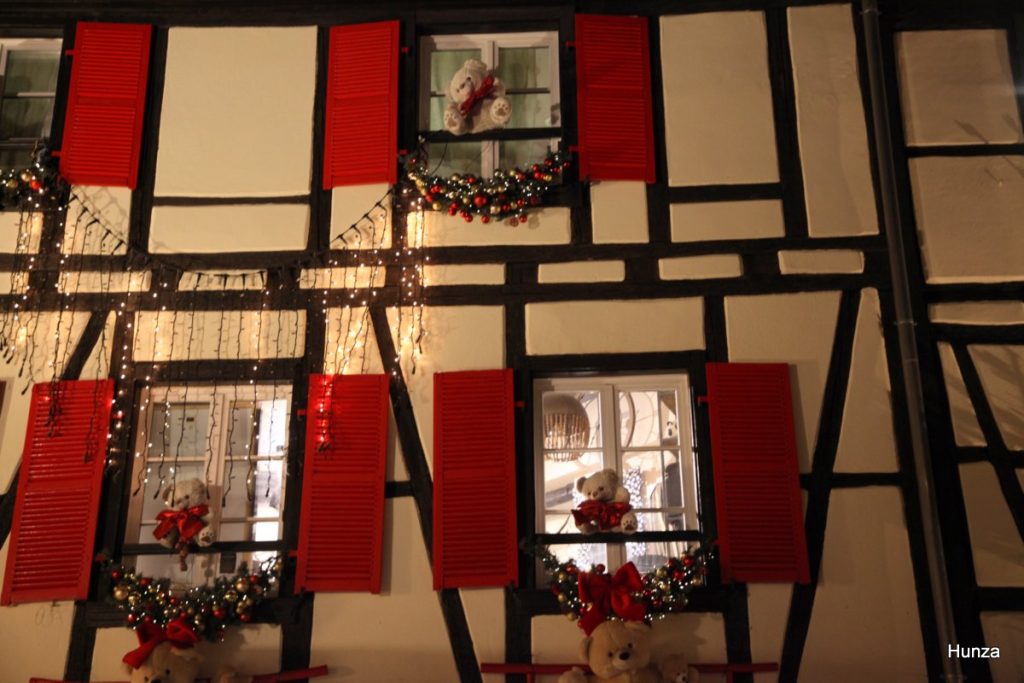 Décorations de Noel sur la façade d'une maison à pans de bois dans la rue du Marché à Obernai