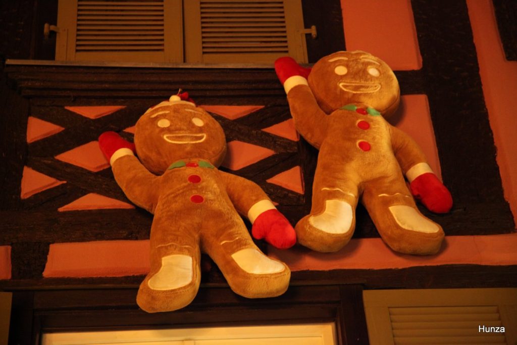 Décorations de Noel sur la façade d'une maison dans la rue du Marché à Obernai