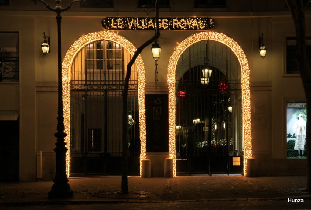 Illuminations de Noël Paris, entrée du village Royal depuis la rue Royale
