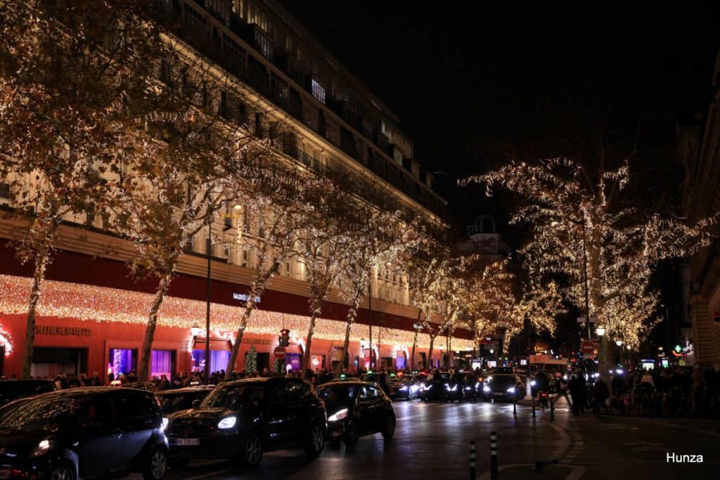 Illuminations de Noël à Paris, boulevard Haussmann et les Galeries Lafayette à la nuit tombée