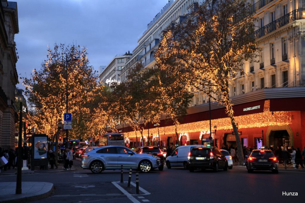 Illuminations de Noël à Paris, boulevard Haussmann et les Galeries Lafayette