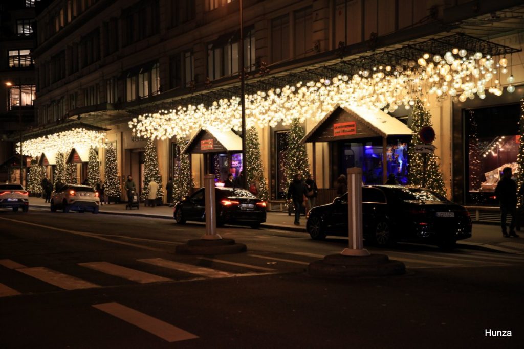 Décorations de Noël à l'extérieur du magasin du Bon Marché