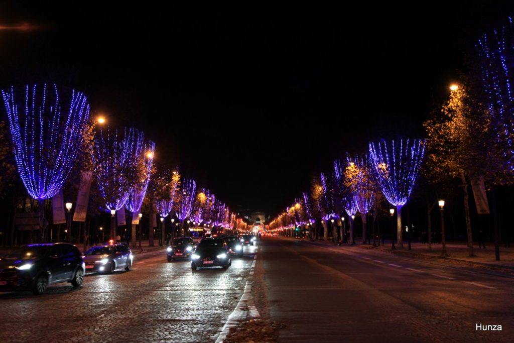 Illuminations de Noël Paris, les guirlandes sont bleues sur  les Champs Elysées 
