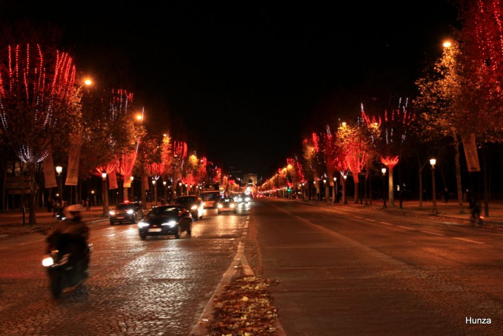 Illuminations de Noël Paris, les guirlandes sont rouges sur  les Champs Elysées 
