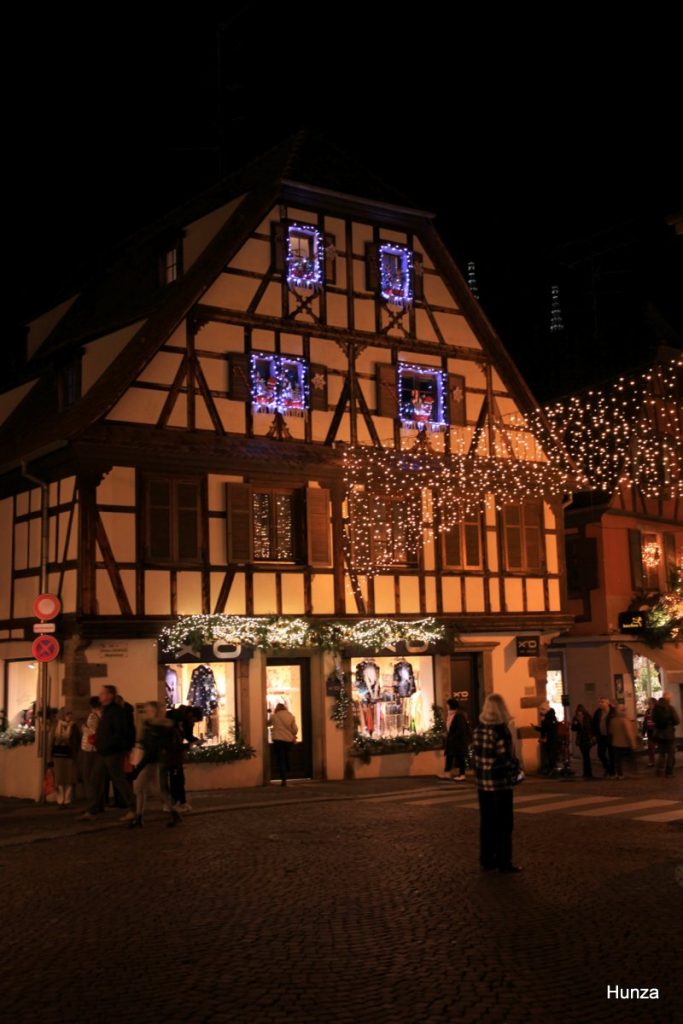 Illuminations de Noel sur la place de l'Etoile à Obernai