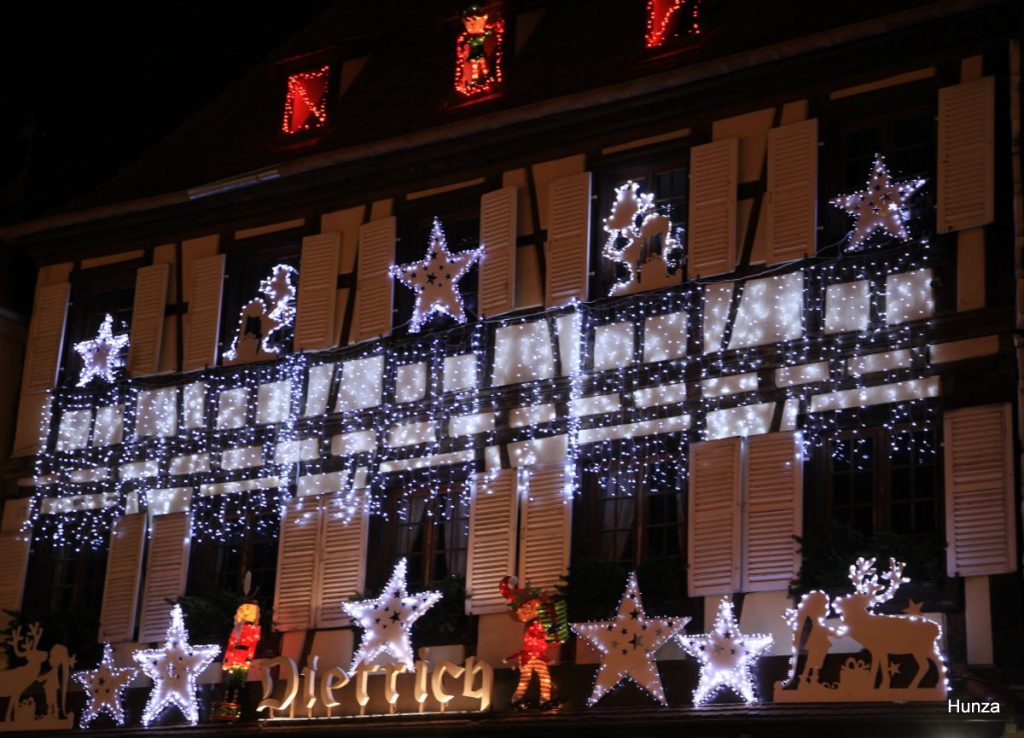 Illuminations de Noel sur la façade de la maison du magasin Dietrich à Obernai, place du Marché