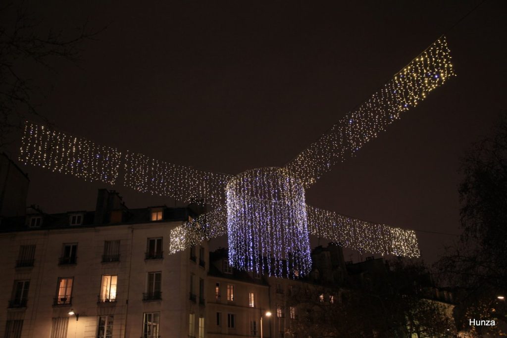 Illuminations de Noël Paris, place Georges Moustaki