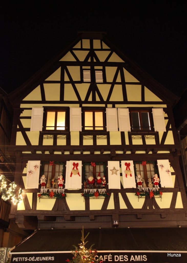 Décorations de Noel sur la façade d'une maison éclairée de nuit au n°14 de la rue du Marché à Obernai