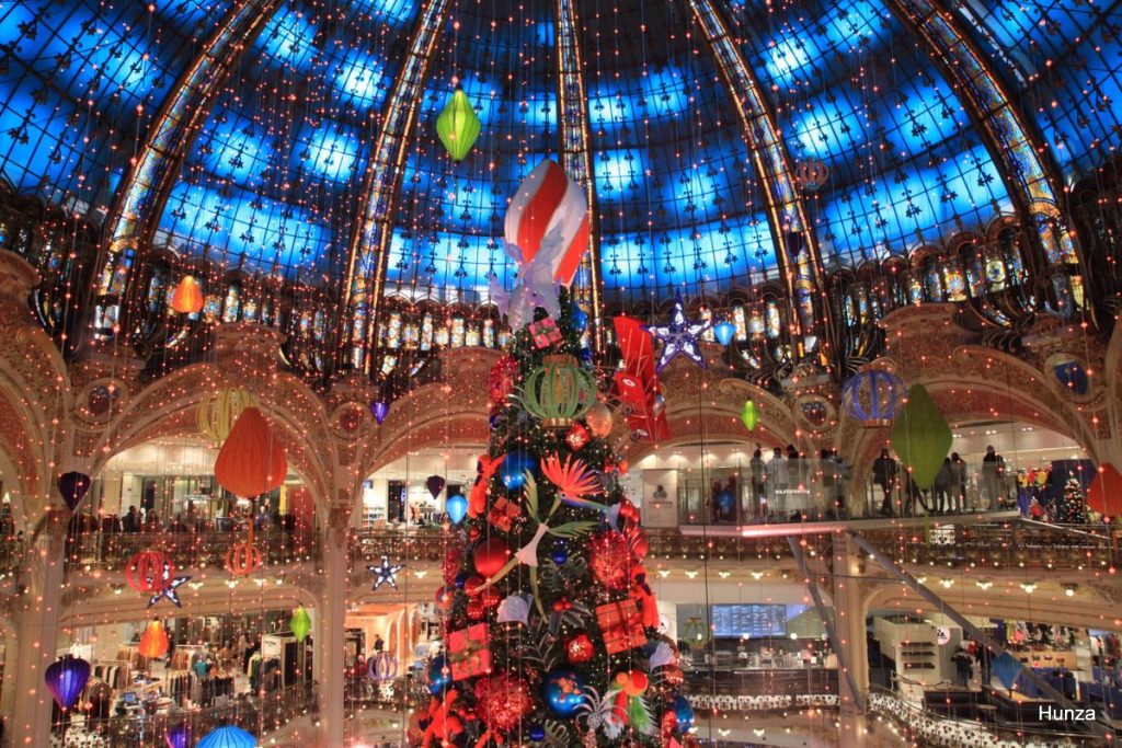 Sapin de Noël des Galeries Lafayette à Paris sous la coupole en 2020  