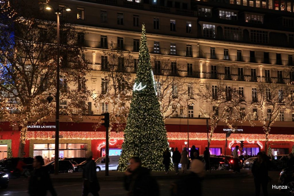 Sapin de Noël sur la place Diaghilev avec, en arrière-plan, les galeries Lafayette