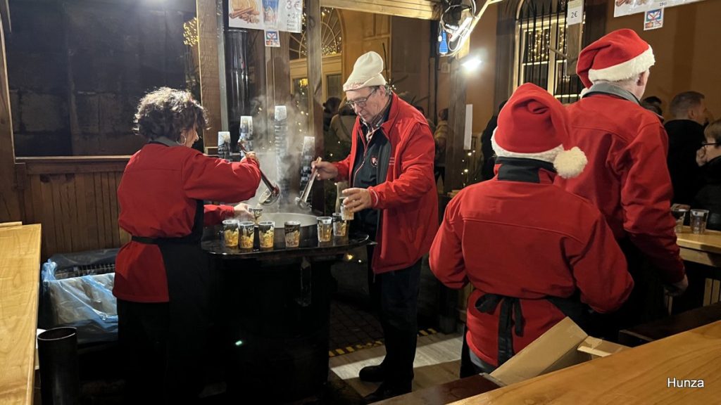 Vin chaud des vignerons d'Obernai sur la place du Beffroi à Obernai
