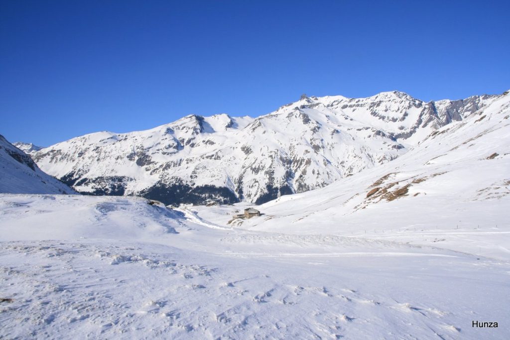 Le col du Mont-Cenis enneigé vu du côté de la vallée de la Haute-Maurienne