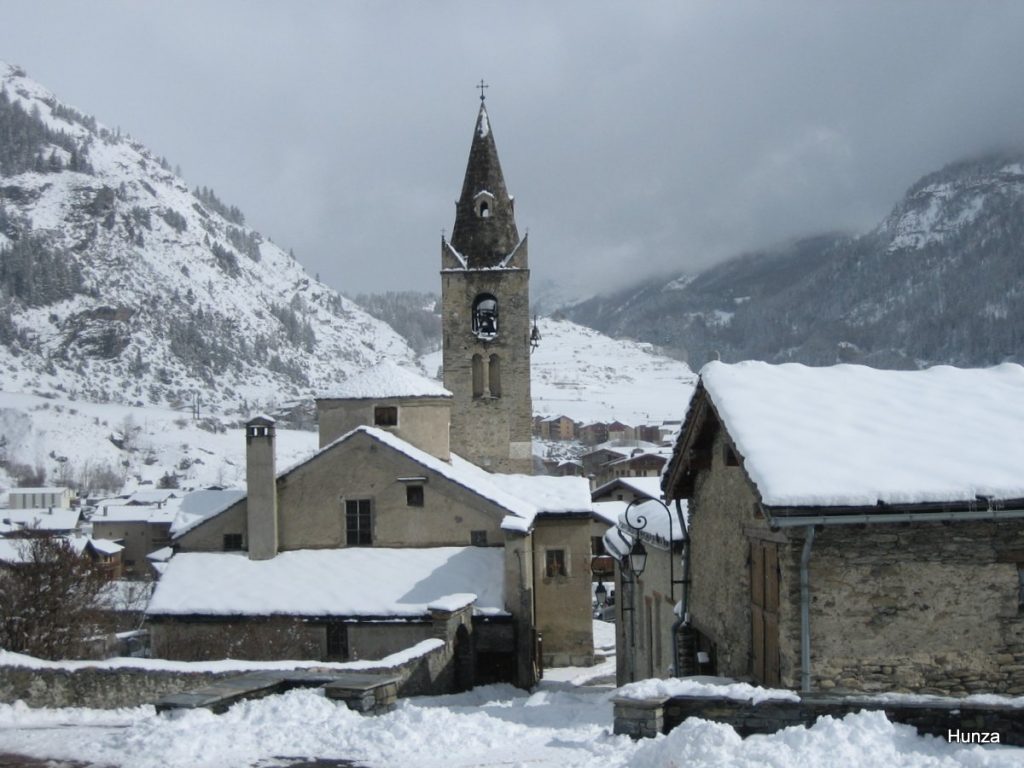 Eglise Saint-Michel de Lanslevillard sous un ciel de neige