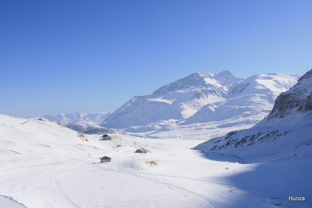 Au dessus de la station de Val-Cenis, le site du lac gelé du Mont-Cenis dominé par le Mont Giusallet (3 312 m)