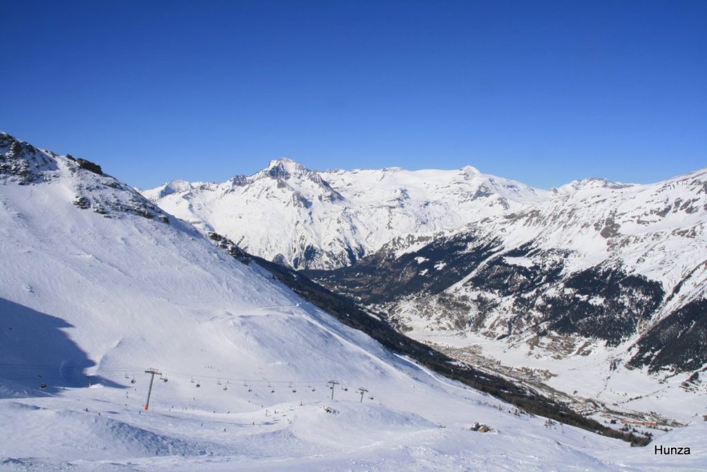 Panorama en hiver depuis le Solert en direction de Lanslebourg et la Dent Parrachée