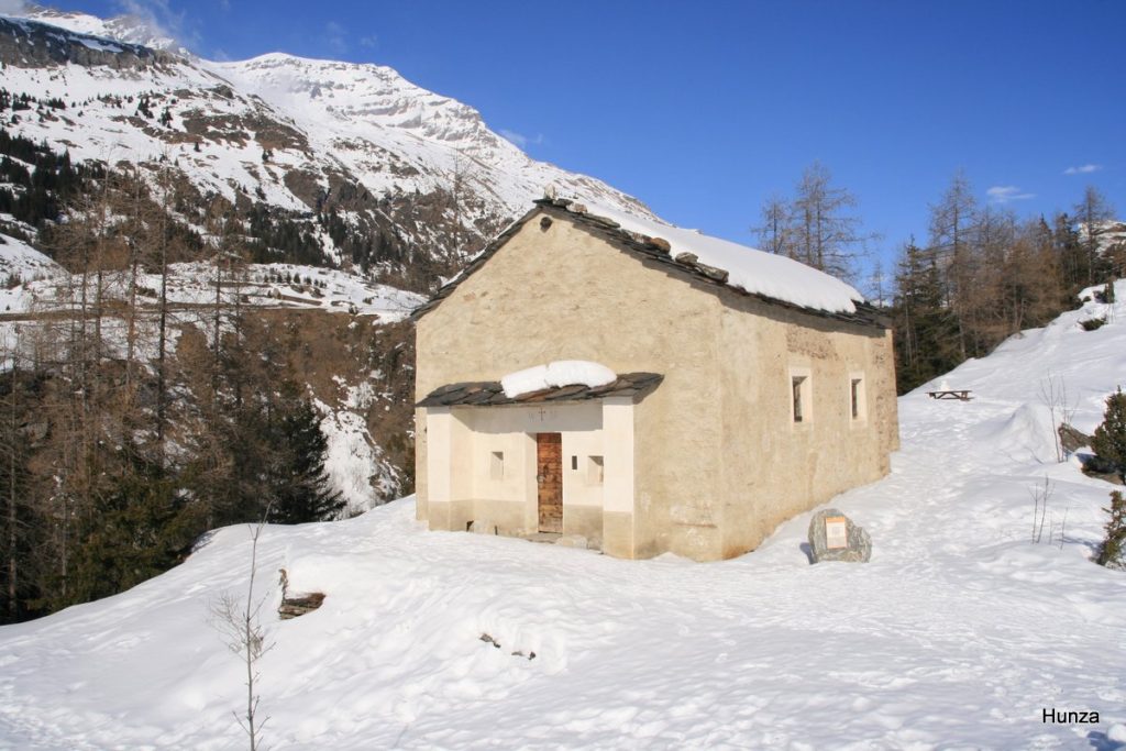 Lanslevillard, chapelle Saint-Etienne (16ème siècle) le long du chemin du Petit Bonheur