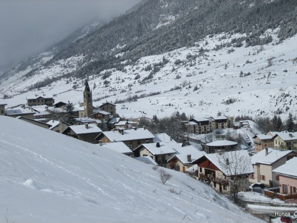 Le centre de Lanslevillard sous la neige