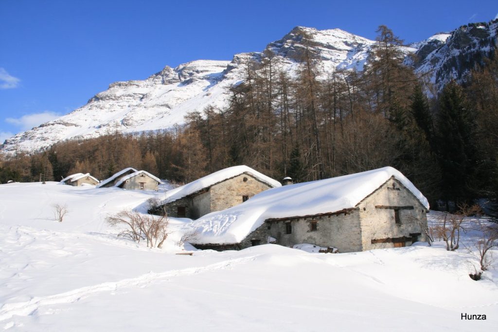 En suivant le chemin du petit bonheur depuis Val-Cenis, on arrive au hameau au de Chantelouve d’en Haut 