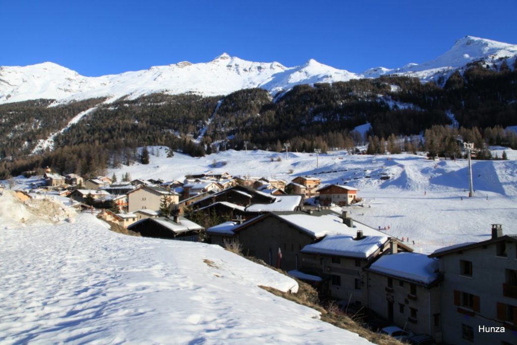 Val Cenis : le village de Lanslevillard avec, en arrière-plan, la pointe de Ronce (3 612 m)