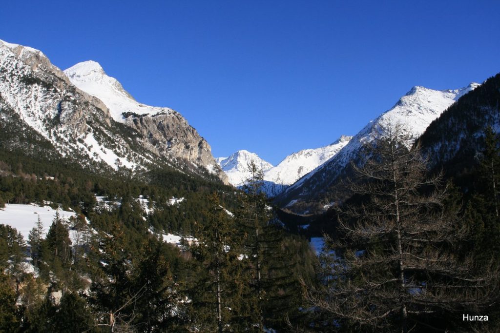 Sous un ciel bleu, le Val d'Ambin où se pratique le ski de fond au dessus de Bramans 