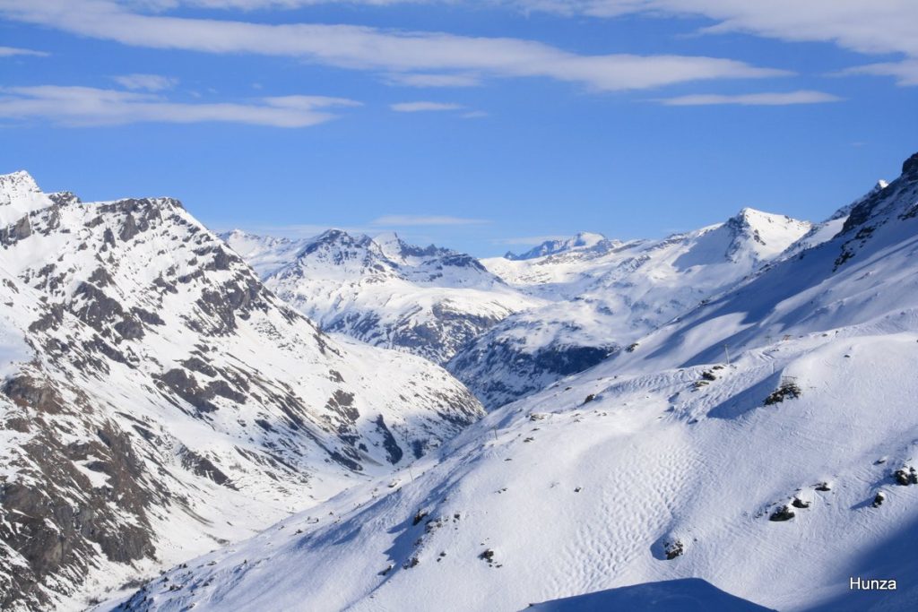 Vallée de la Haute-Maurienne en hiver avec, à droite de la photo, le sommet de l'Albaron