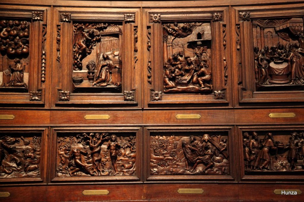 Bas-reliefs en bois de facture flamande dans l'église Sainte-Élisabeth de Hongrie de Paris
