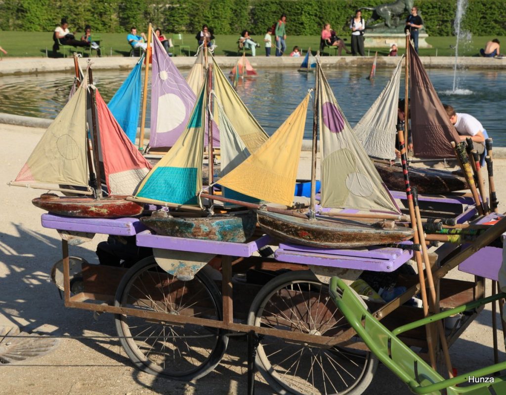 Le  loueur de petits bateaux pour les faire naviguer sur le grand bassin rond dans le jardin des Tuileries à Paris 