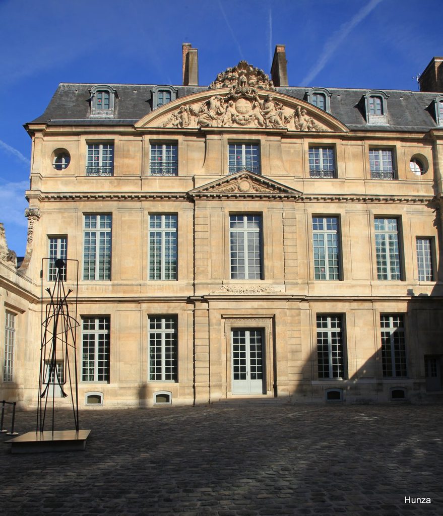Cour de l’hôtel Salé vue depuis la rue Thorigny à Paris 