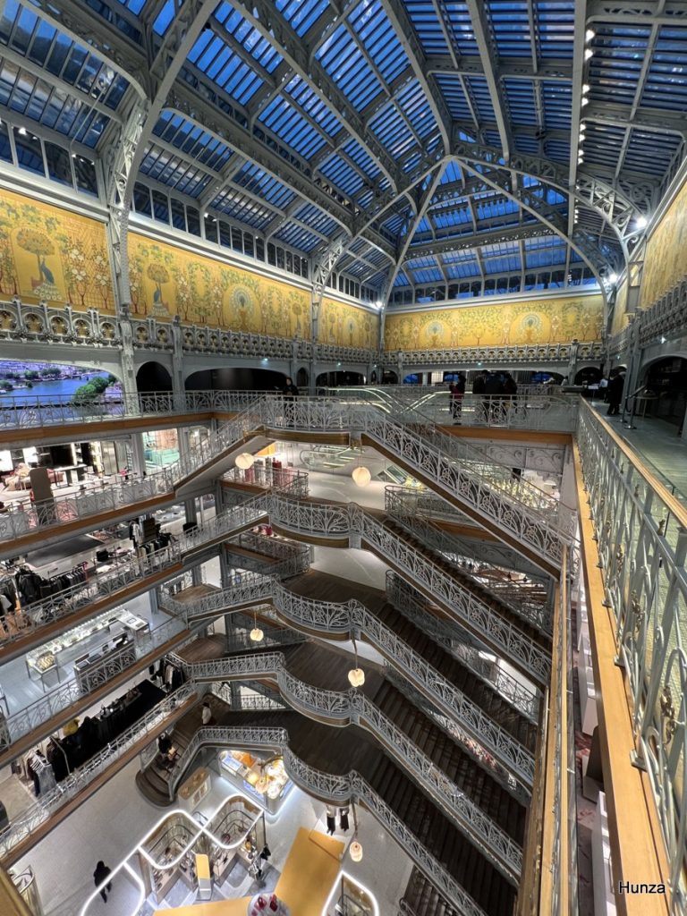 A Paris, le grand escalier de la Samaritaine avec ses cinq paliers