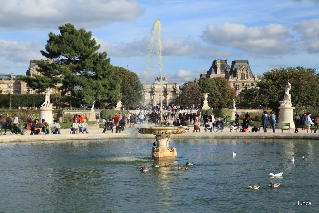 Grand bassin rond du jardin des Tuileries et arc de Triomphe du Carrousel 