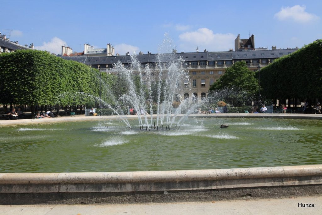 Jardin du Palais Royal avec ses allées et massifs, Paris