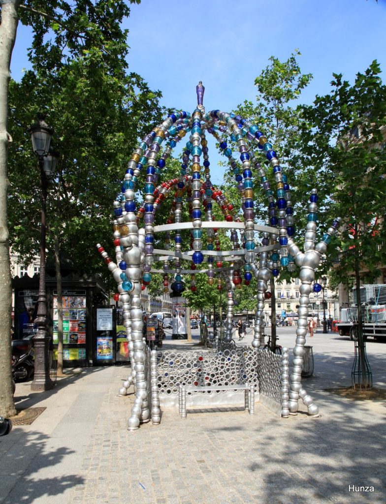 Kiosque des noctambules de Jean-Michel Othoniel ornant l'une des bouches de métro à la station Palais Royal
