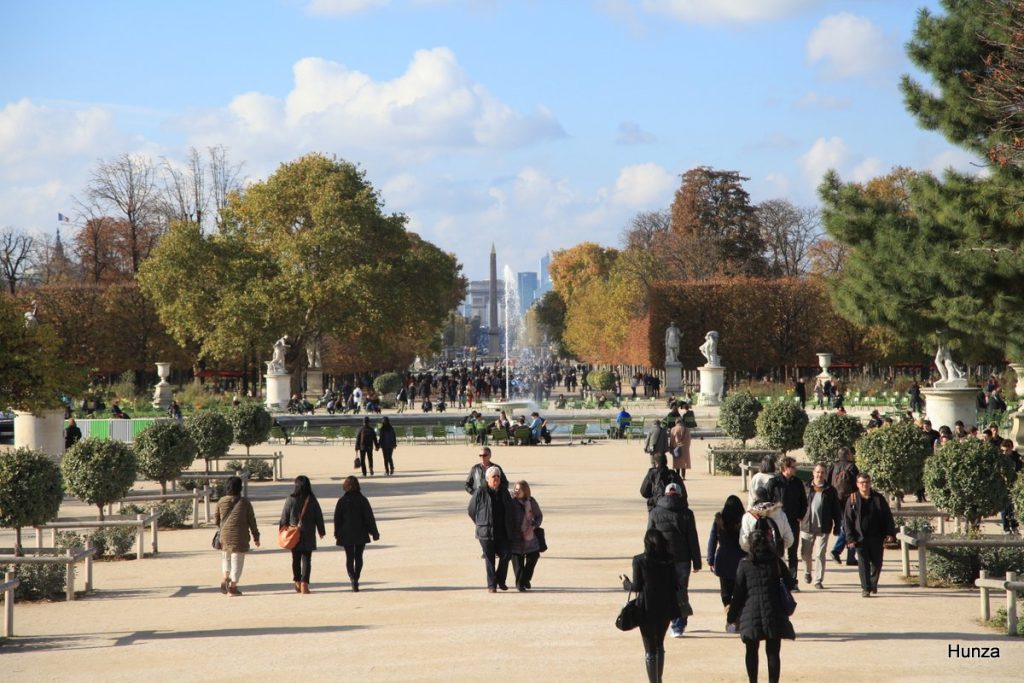 Allée centrale du jardin des Tuileries, Paris avec en perspective le grand bassin rond, l'obélisque et l'arc de triomphe.