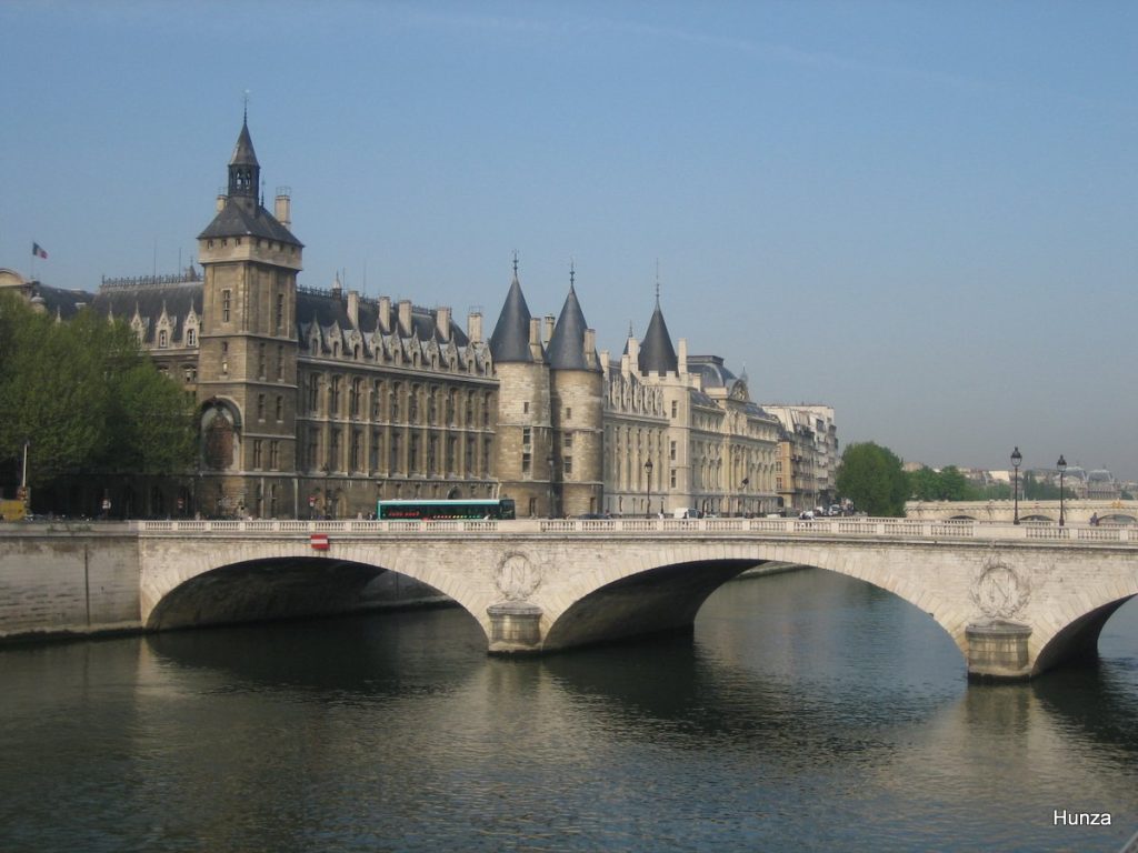 La Conciergerie et ses tours sur les quais de Seine, Paris