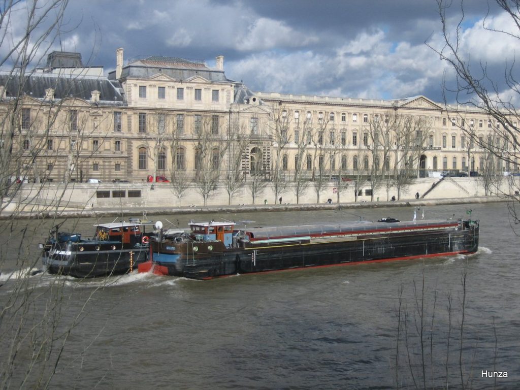 Le Louvre côté quai François-Mitterrand, Paris
