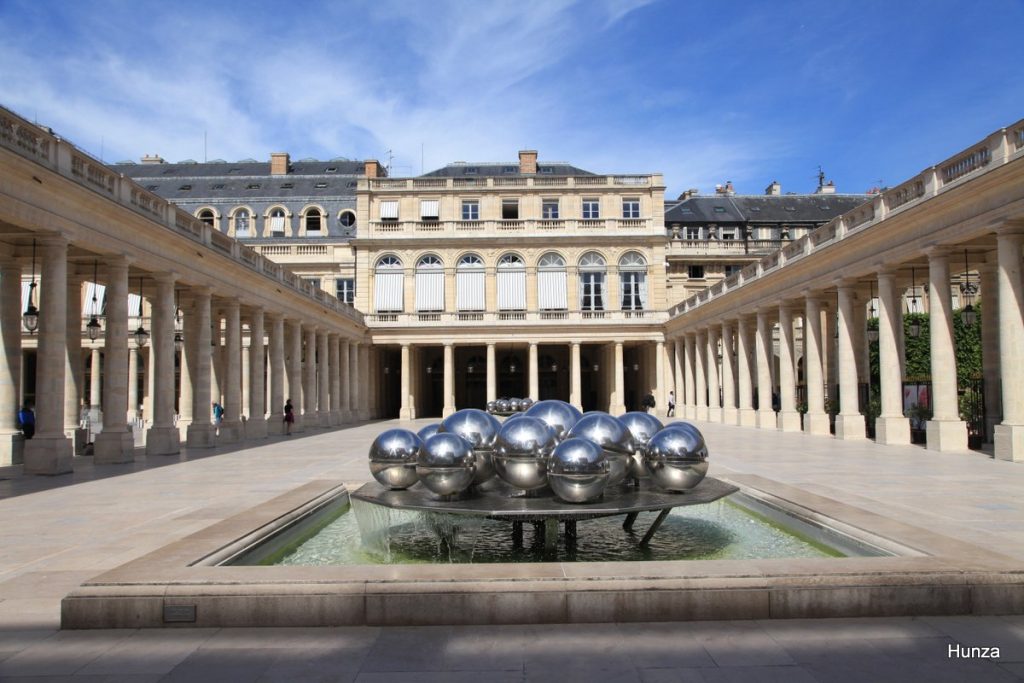 Sphères de Pol Bury dans la cour du Palais Royal, Paris